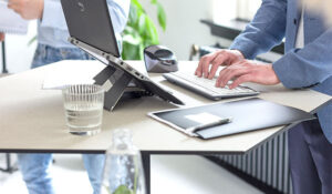 Lire la suite à propos de l’article Améliorer le bien-être au travail avec des outils ergonomiques